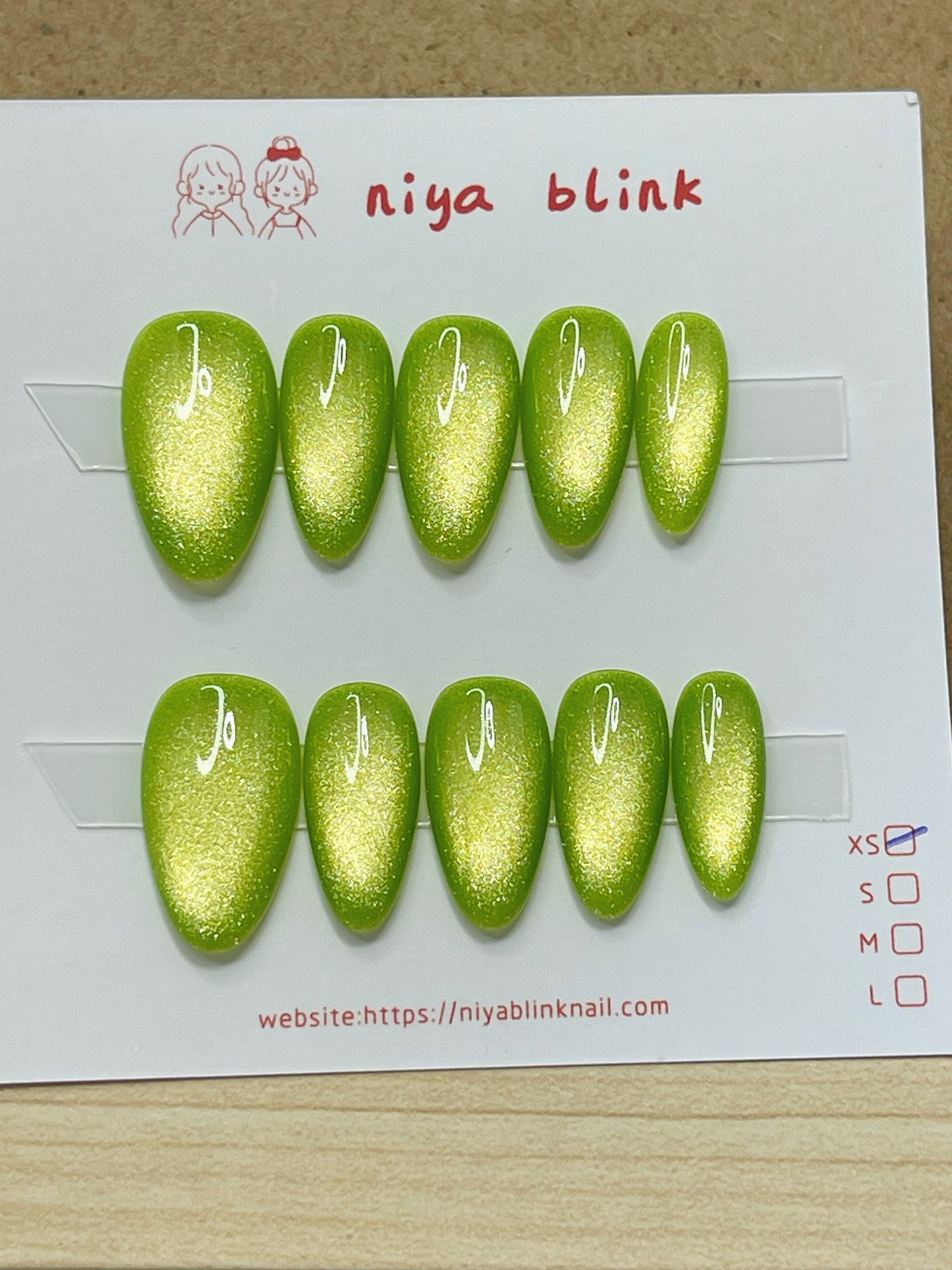 Extra Small -series cat eyes