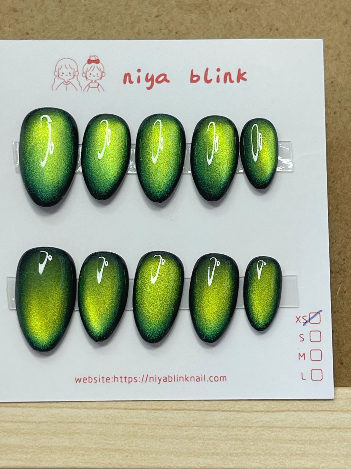 Extra Small -series cat eyes